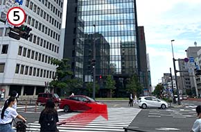 昭和通りにつきましたら、信号を渡ってください。